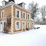 Vichy - 4 Chambres, Situe Dans Le Parc Du Chateau De * Charmeil